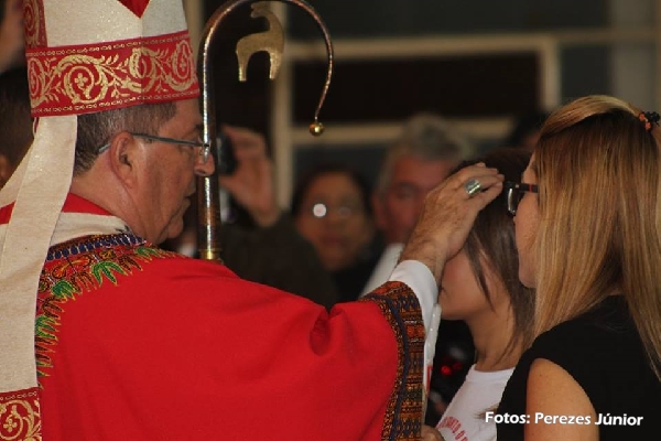 Read more about the article Arcebispo ministra sacramento do Crisma à 86 jovens e adultos
