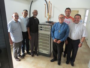 Read more about the article Dom Sergio visita instalações dos transmissores da Rio Mar FM que entrou em teste no domingo de Páscoa