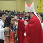 Dom José Albuquerque celebra o crisma para jovens e adultos da Paróquia N. Sra. Rainha dos Apóstolos