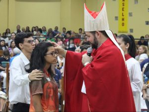 Read more about the article Dom José Albuquerque celebra o crisma para jovens e adultos da Paróquia N. Sra. Rainha dos Apóstolos