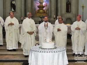 Read more about the article Padres celebram 20 anos de ordenação sacerdotal com missa solene na Catedral de Manaus