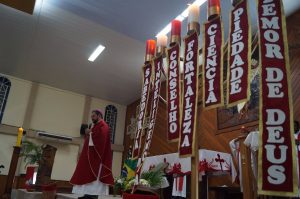 Read more about the article Dom José Albuquerque ministra sacramento do Crisma a 75 jovens e adultos da Paróquia São Jorge