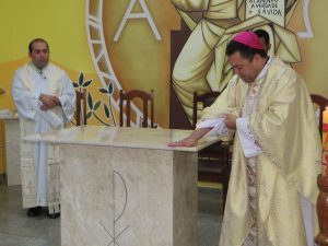 Read more about the article Dom Tadeu celebra rito de dedicação do altar da Comunidade Jesus Divino Mestre