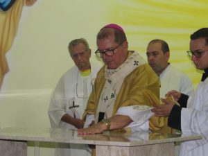 Read more about the article Dom Sergio celebra rito de dedicação do altar da comunidade Santa Mônica na A.M.M.I.