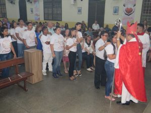 Read more about the article Dom Tadeu celebra o Crisma de 28 jovens e adultos da Paróquia Santíssima Trindade
