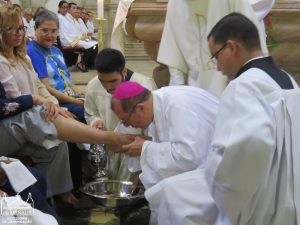 Read more about the article Missa da Santa Ceia com rito do Lava-pés reúne centenas de fiéis na Catedral