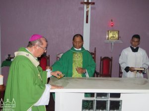 Read more about the article Dom Sergio celebra rito de dedicação do altar da comunidade Santa Luzia – Setor Alvorada