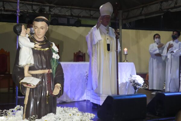 Read more about the article Fiéis celebram Santo Antônio com procissão e missa campal