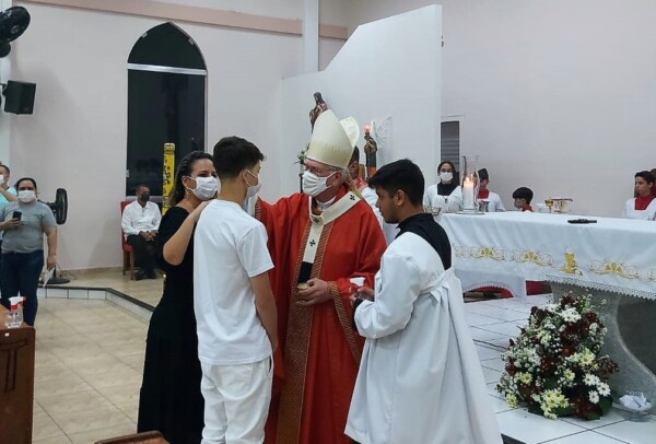 Read more about the article Jovens e adultos da Paróquia N. Sra. das Mercês recebem o sacramento do Crisma