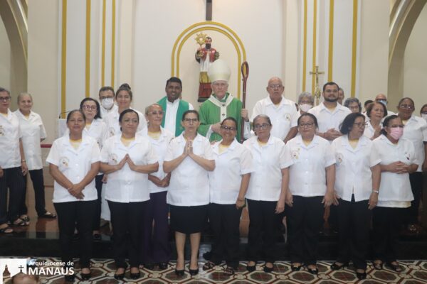 Read more about the article Paróquia São Raimundo realiza celebração de Investidura dos novos Ministros Extraordinários da Sagrada Comunhão
