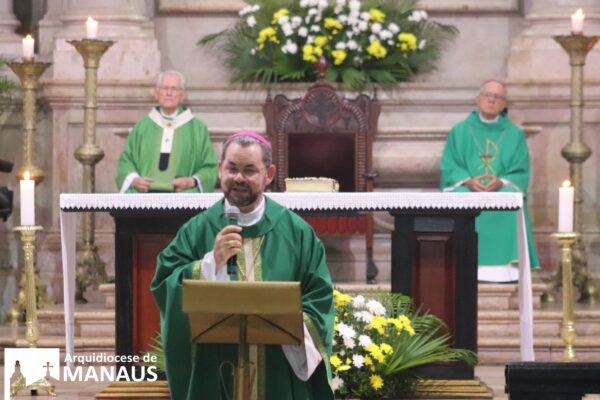 Read more about the article Missa de envio de Dom José Albuquerque é marcada por gratidão e homenagens ao novo bispo da diocese de Parintins