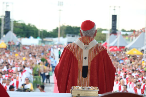 Read more about the article Pentecostes reúne mais de 50 mil fiéis no sambódromo