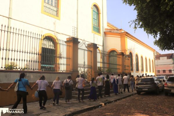 Read more about the article Movimentos e Novas comunidades realizam manhã de evangelização com um abraço simbólico na Igreja da Matriz