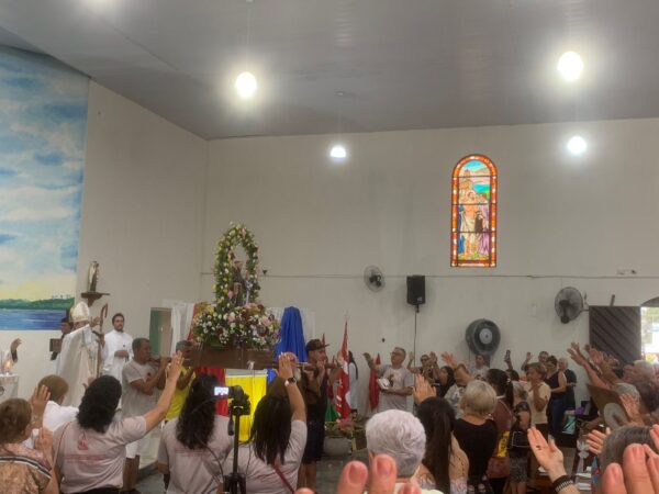 Read more about the article Paróquia São Francisco das Chagas celebra missa e procissão em honra ao Padroeiro