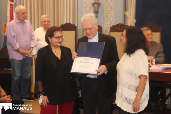 Read more about the article Cardeal Leonardo Steiner recebe o diploma de membro honorário da Academia Amazonense de Letras