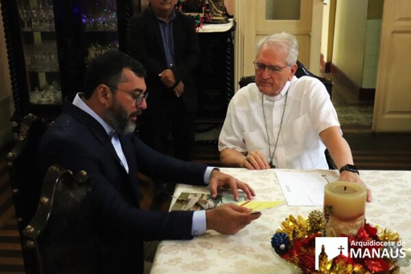 Read more about the article Em visita fraterna, governador do Amazonas e arcebispo de Manaus firmam o compromisso de dialogar sobre as necessidades do povo