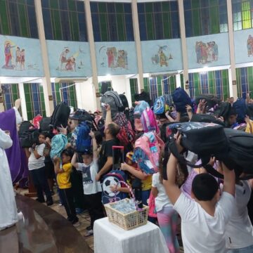 Paróquia realiza bênção das mochilas de crianças e jovens no início do ano escolar