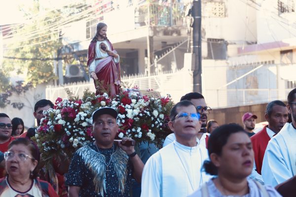 Leia mais sobre o artigo Festa do Padroeiro: Solenidade do Sagrado Coração de Jesus é celebrada por devotos nas ruas do Centro Histórico de Manaus