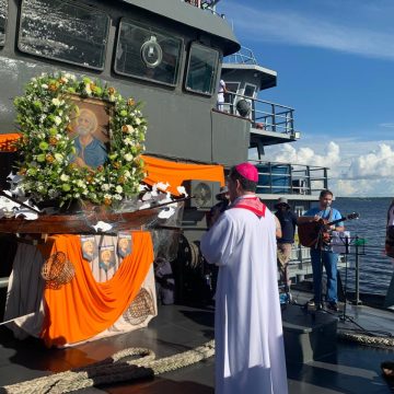 77ª Procissão Fluvial de São Pedro leva fiéis a rezarem pelas águas do Rio Negro