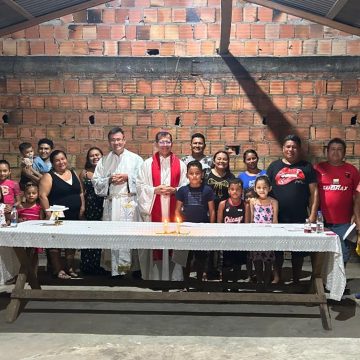 Visita Pastoral de Dom hudson em Novo Airão encoraja à fraternidade