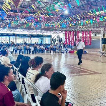 Crismandos refletem sobre a importância de assumir o compromisso de testemunhar Cristo com a força do Espírito Santo